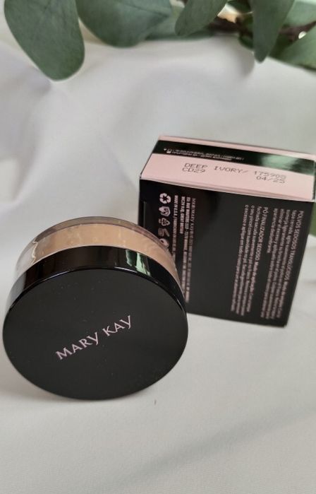 Jedwabisty Puder Wygładzający Light-to-Medium Ivory  mary kay