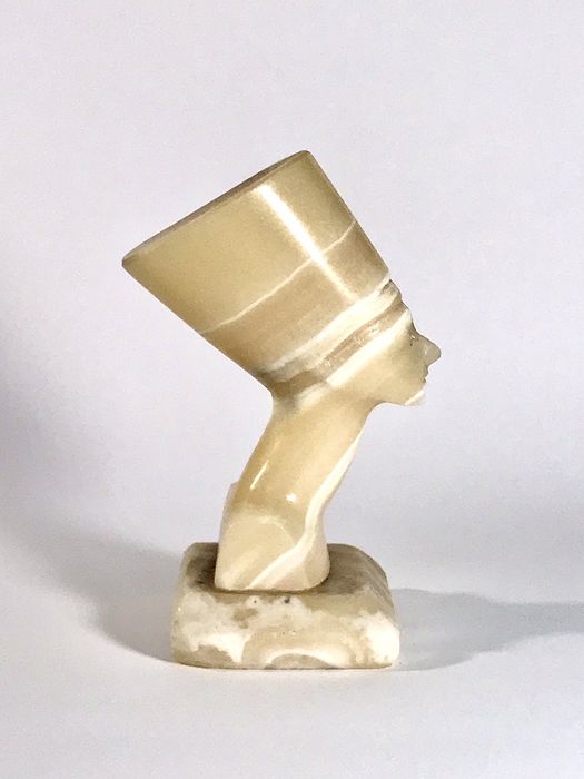 Figurka z onyksu, figurka popiersie Nefretete