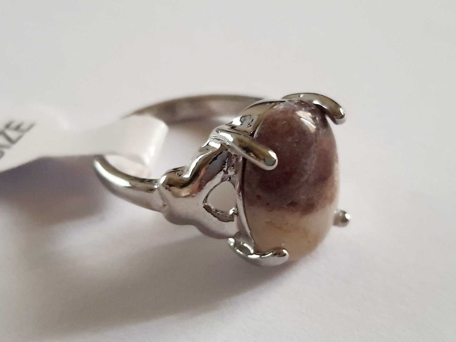 Pierścionek z kamieniem w odcieniach brązu i ecru