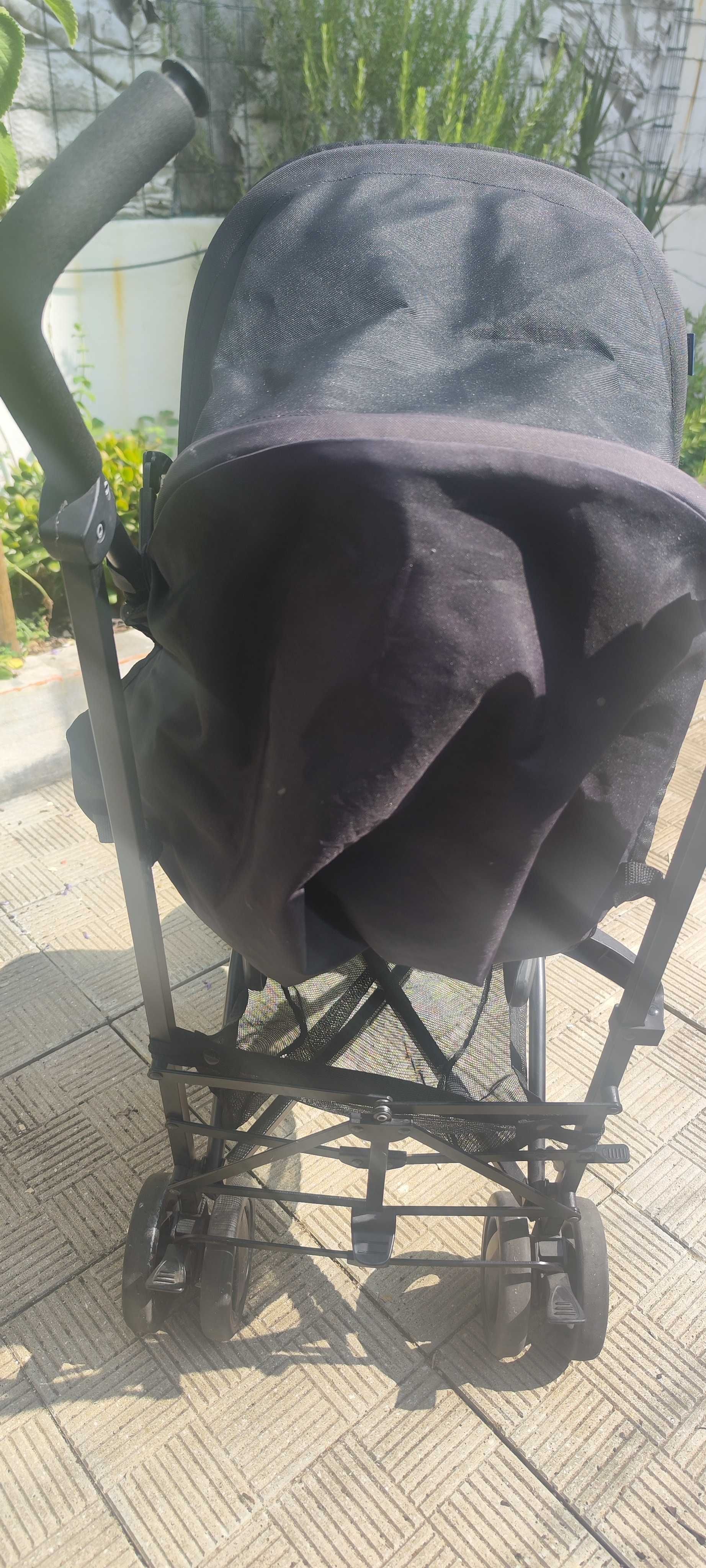 Carrinho de bebê semi-novo