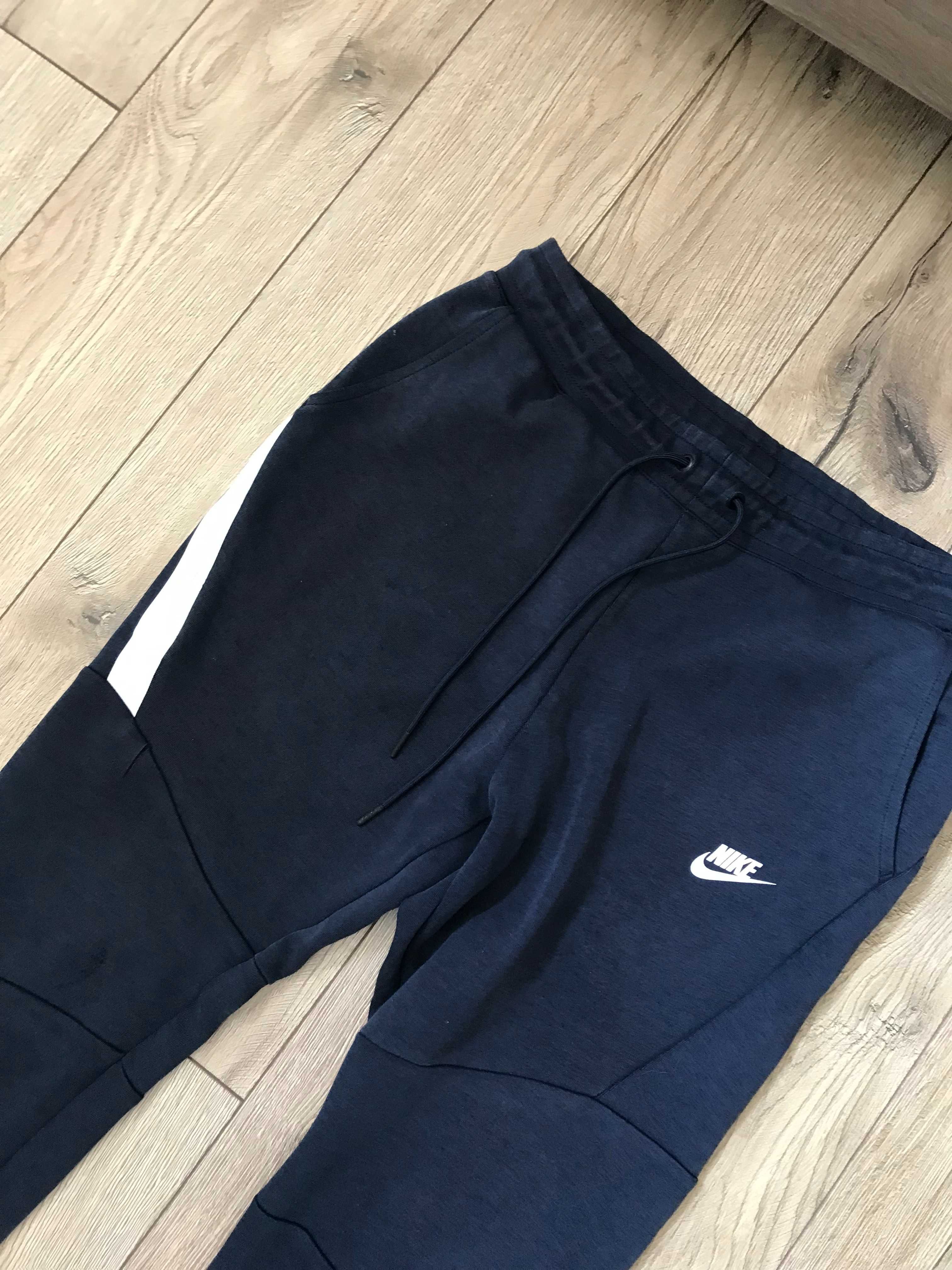Spodnie dresowe Nike Tech-Fleece rozm. M ( nowa kolekcja)