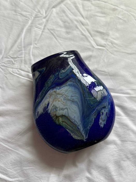 Масивна ваза з  гутного скла синього кольору