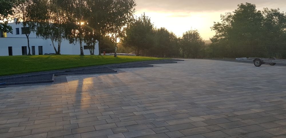 Maszynowe Układanie kostki brukowej utwardzenie terenu brukarstwo