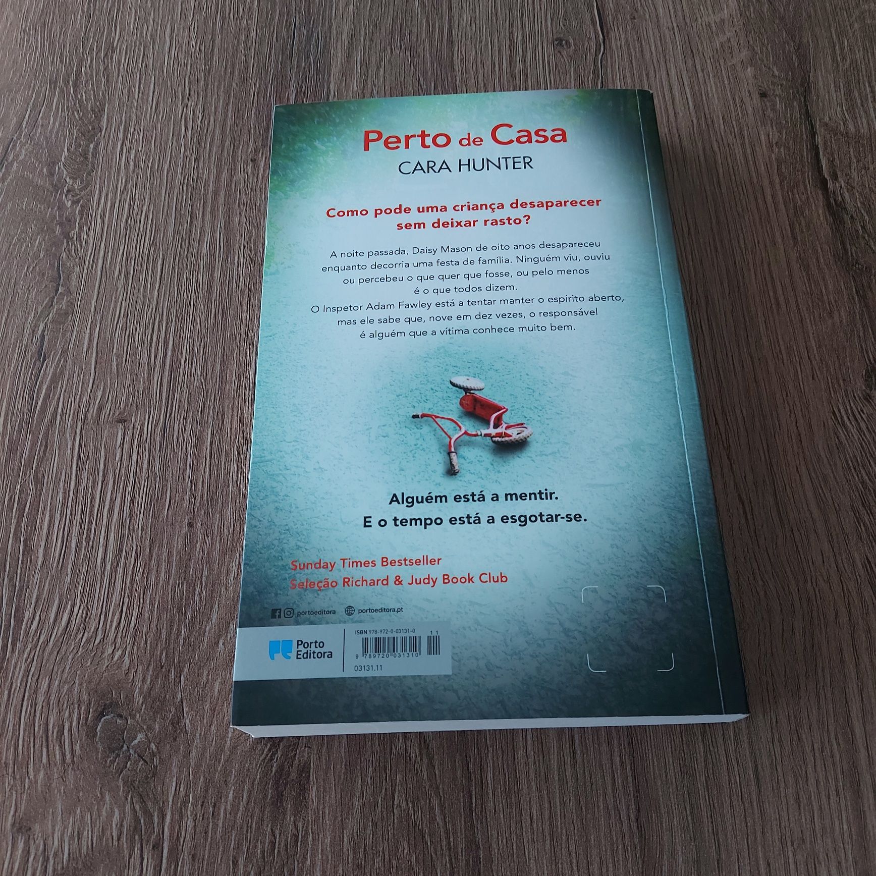 Livro Perto de Casa - Cara Hunter
