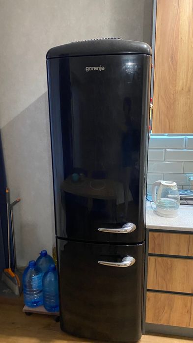 Холодильник чорний