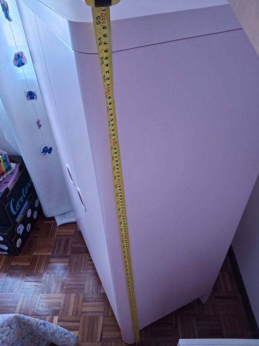 Armário IKEA rosa para quarto de criança