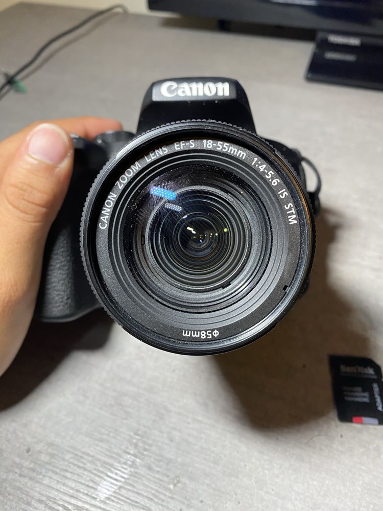 Canon 800D + lente 18-55 mm + 3 baterias + cartao de memoria 64 GB