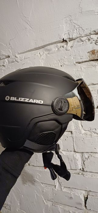 Kask narciarski z szybą