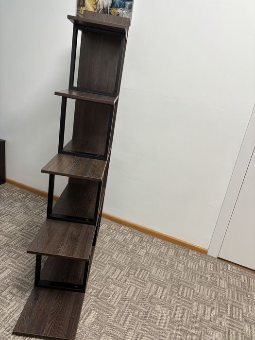 Полиця сходинки, стелаж для книг
