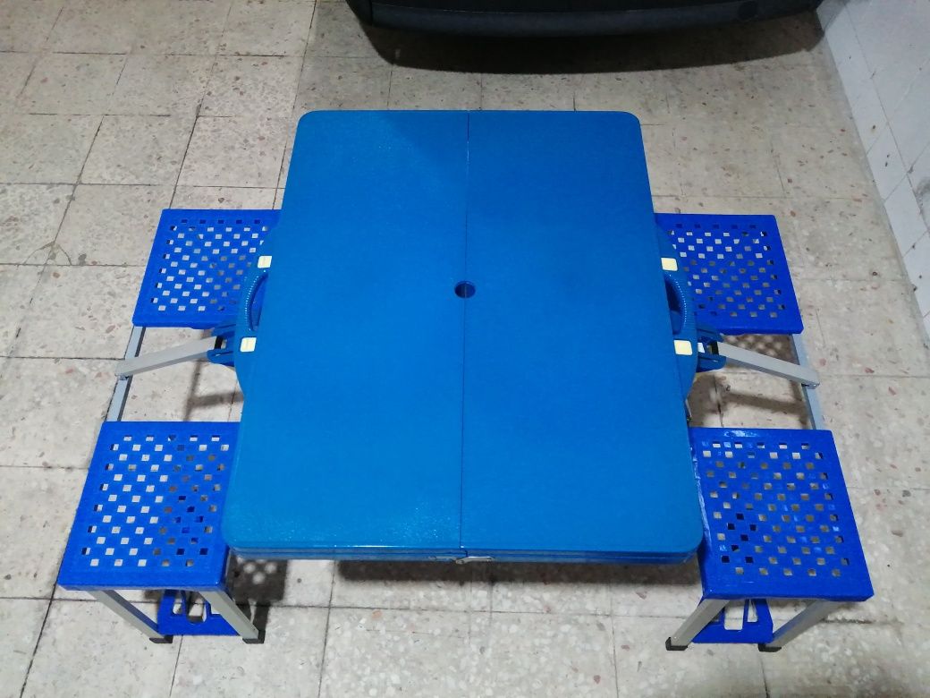 Mesa de picnic com bancos