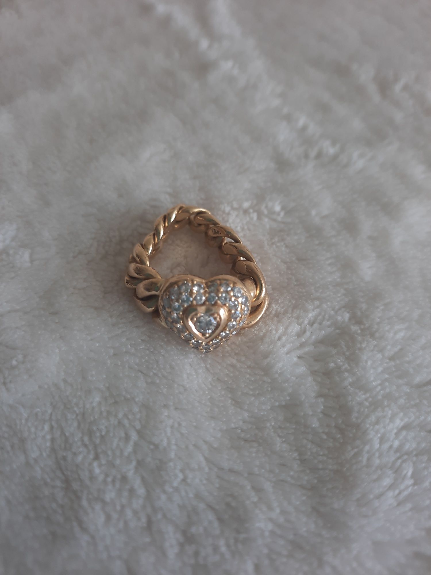 Złoty pierścionek w kształcie serca