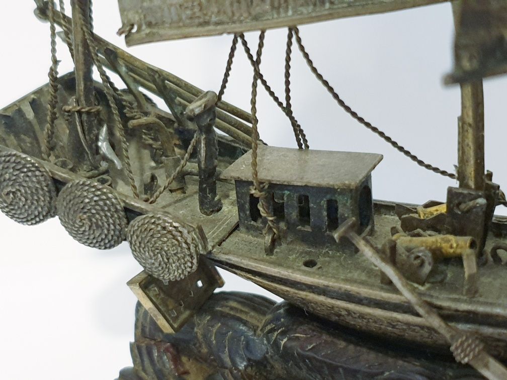 Rara antiga miniatura de um barco Junk asiático prateado e dourado