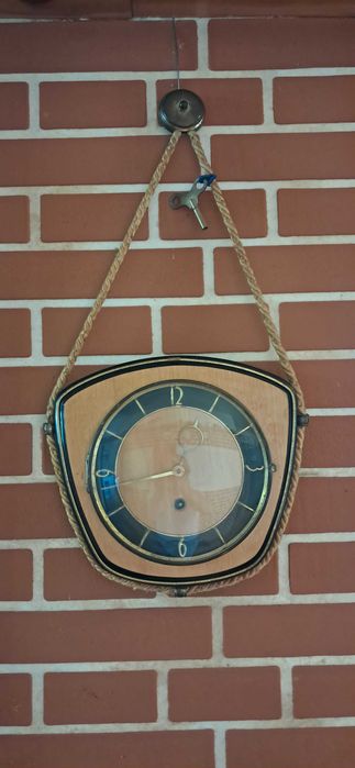 Zegar ścienny mechaniczny vintage z lat 60/70 – retro dekoracja