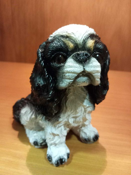 Estatueta de cão em resina pintada, muito antiga!