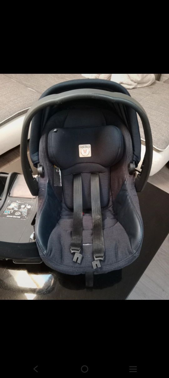 Nosidełko / fotelik z bazą na pasy firmy Peg-Perego