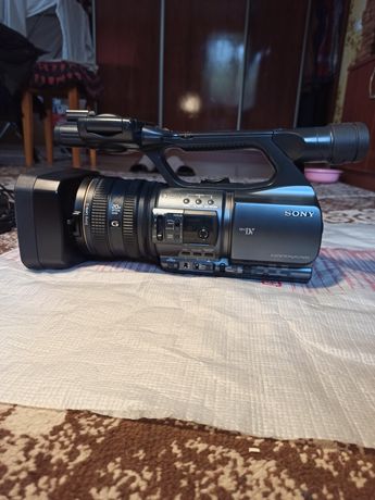 Видеокамера Sony DCR-VX2200E