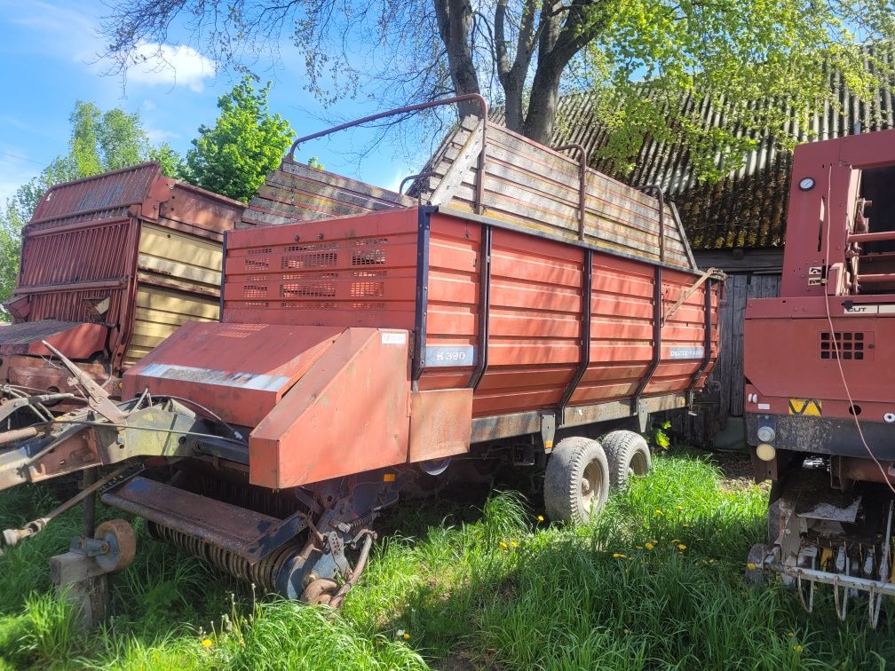 Przyczepy samozbierajace ,objętościowe.  Krone i deutz fahr