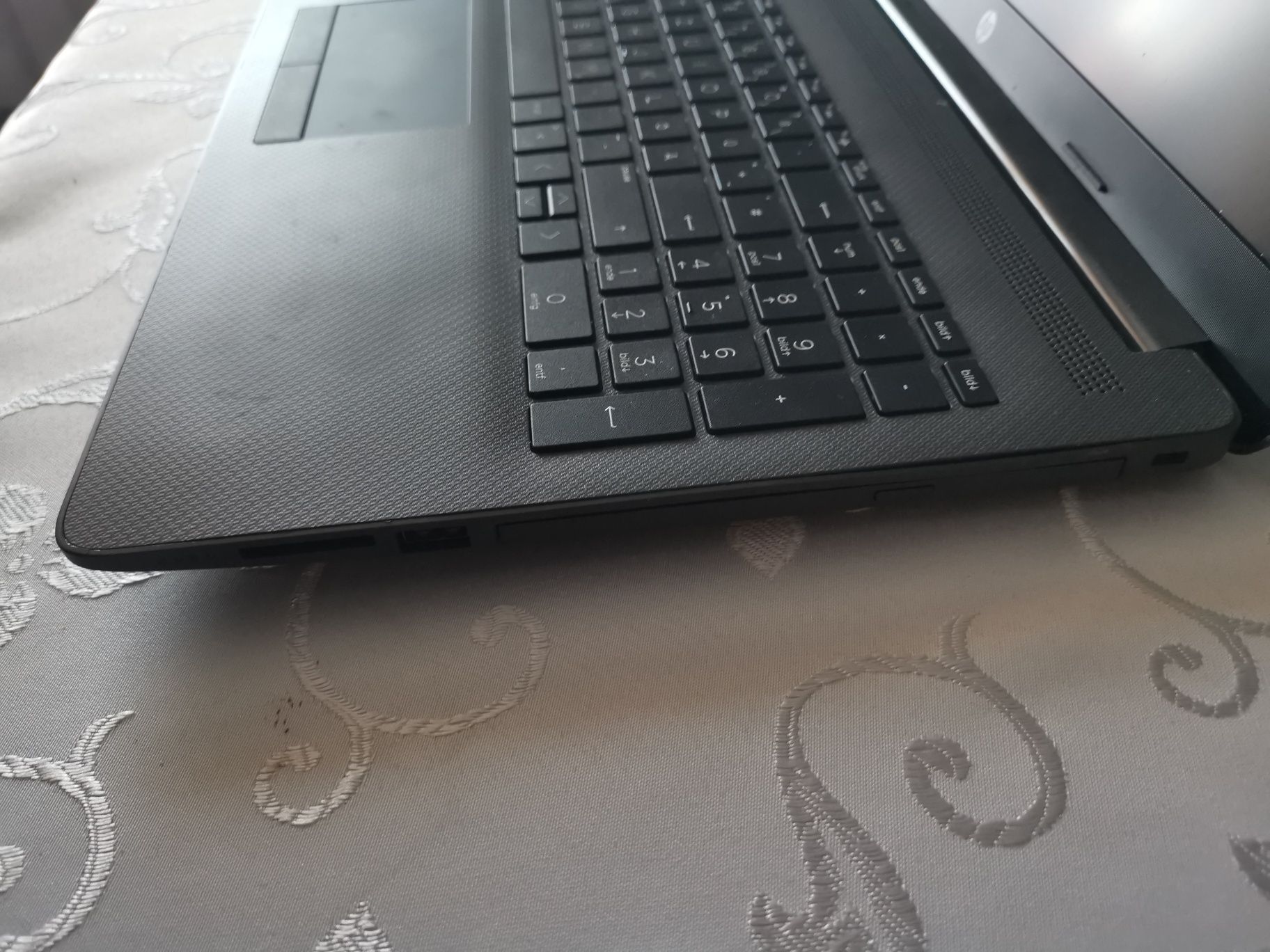 Laptop HP bez Systemu.