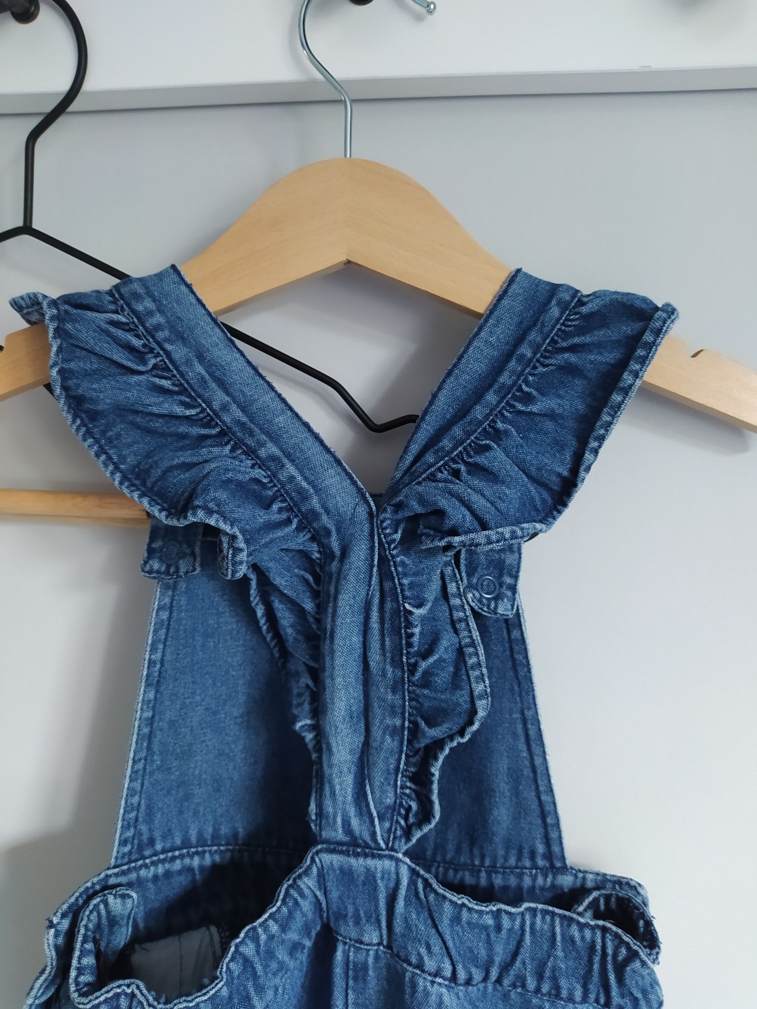 Niebieskie dżinsowe spodenki ogrodniczki z falbankami jeans M&S