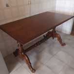 Mesa de jantar em madeira