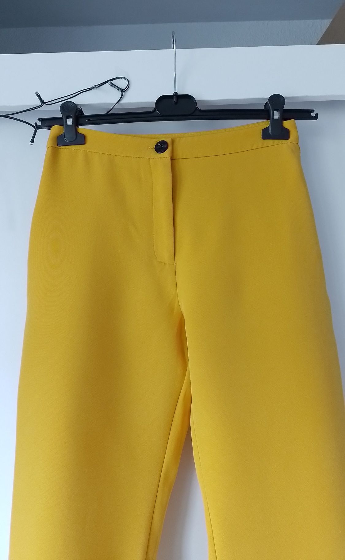 Żółte materiałowe spodnie damskie cygaretki rozm.S
