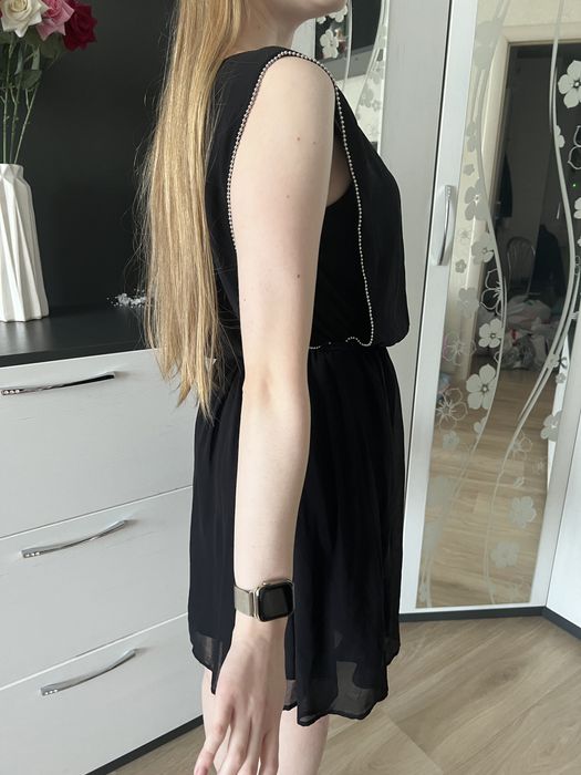 Черное платье с жемчугом с пышной юбкой