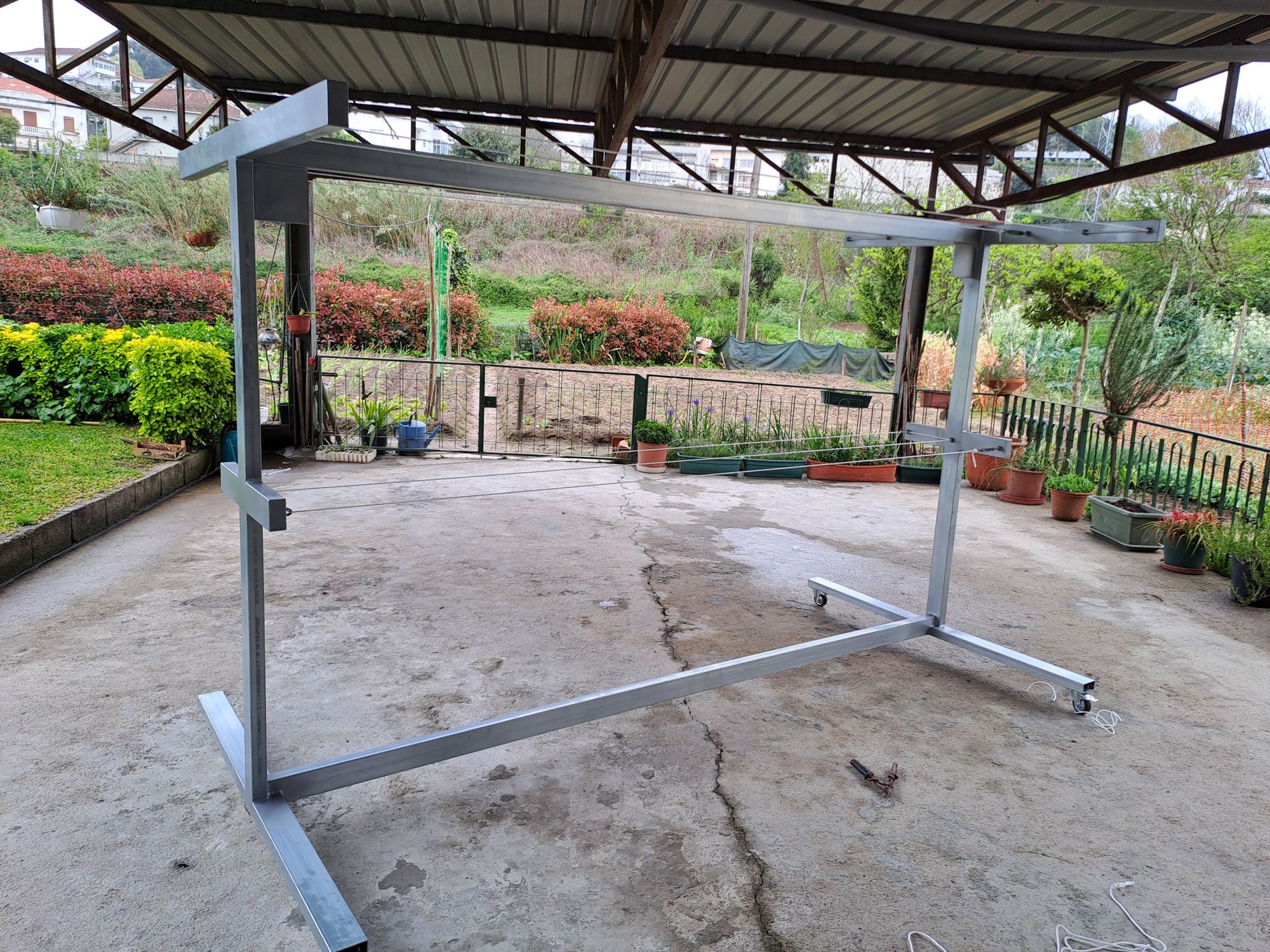 Estendal resistente com rodas