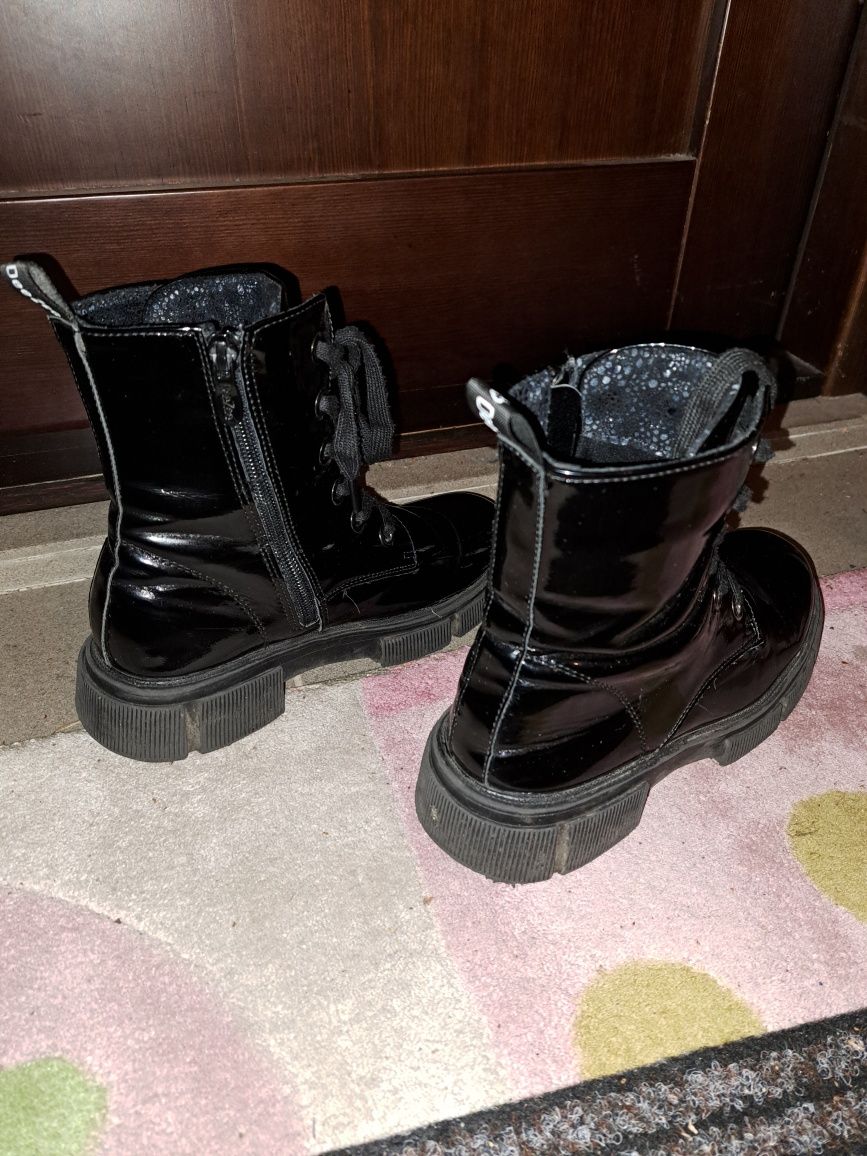 Trapery czarne lakierowane DeeZee rozmiar 36