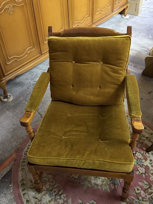 Fotel vintage z miękkimi poduszkami – DOWÓZ DO DOMU