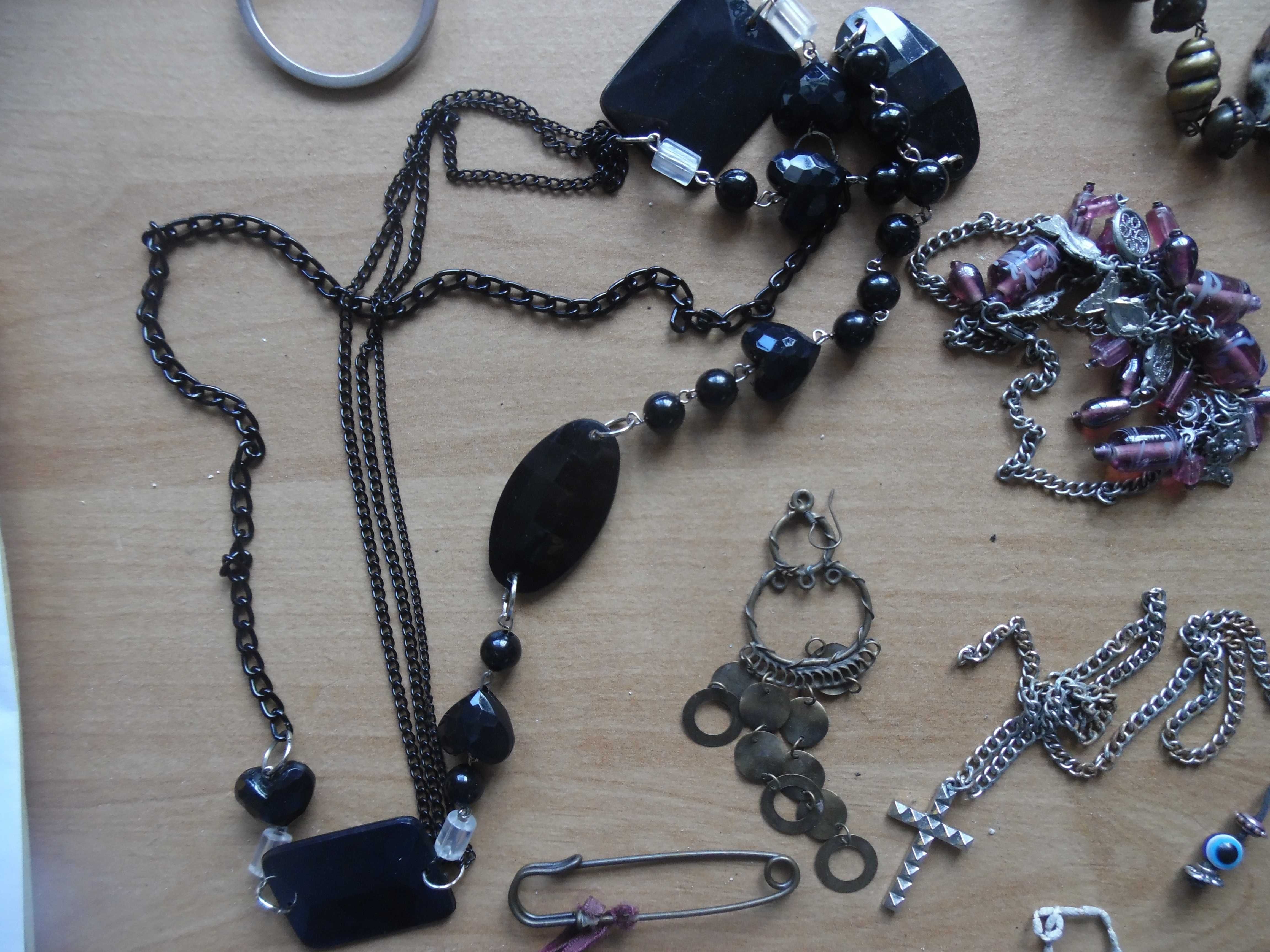 Lote de Brincos, Pulseiras, Fios, Colares. Algumas peça em Prata
