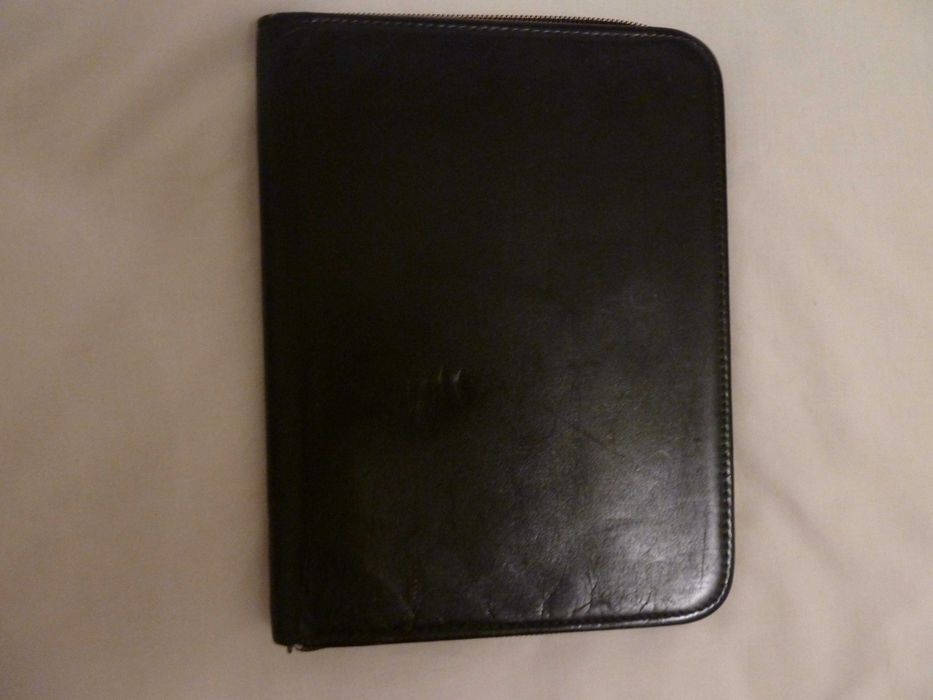 mała skórzana aktówka i torebka damska