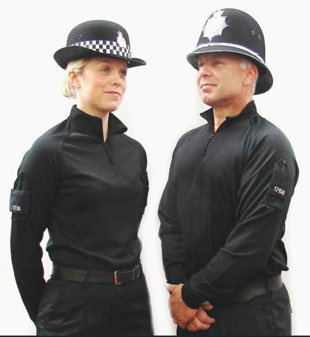 Убакс, футболка з довгим рукавом поліції Британії.