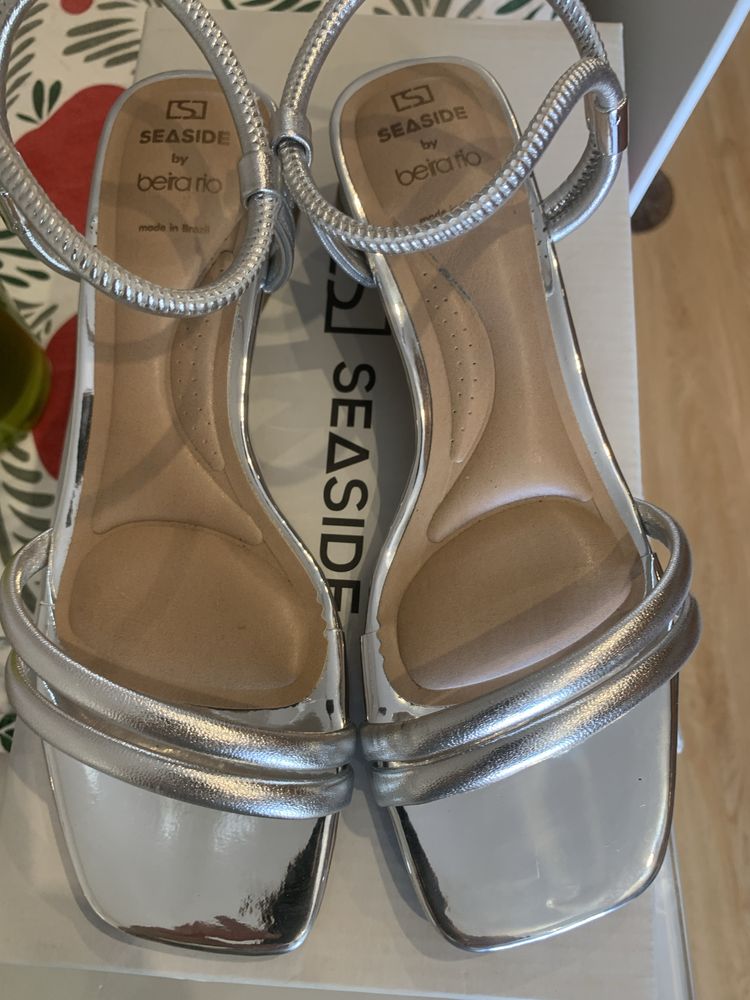 Sandalias prateadas com brilhantes