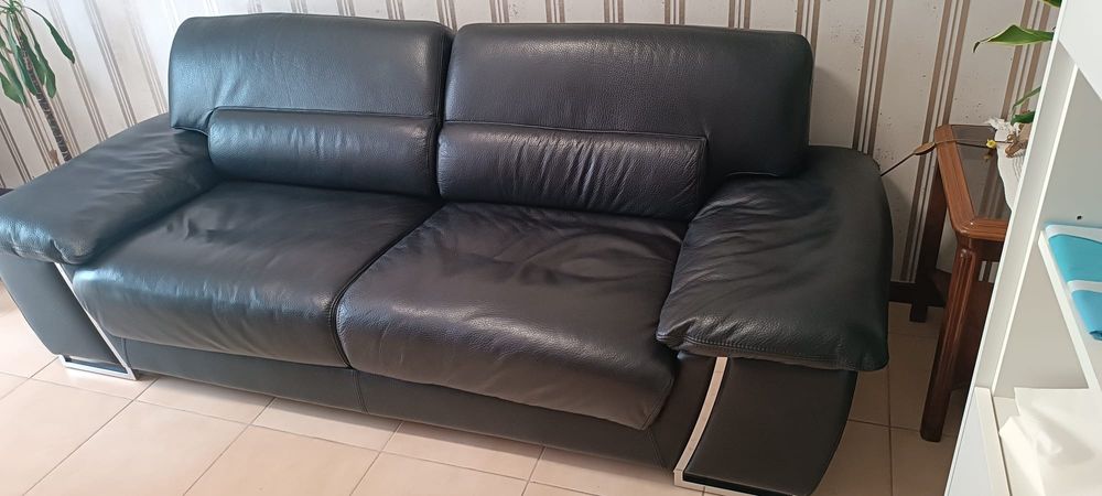 Sofá em pele preta