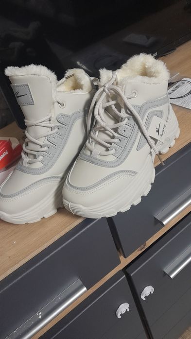 Кросівки зимові чоловічі і жіночі