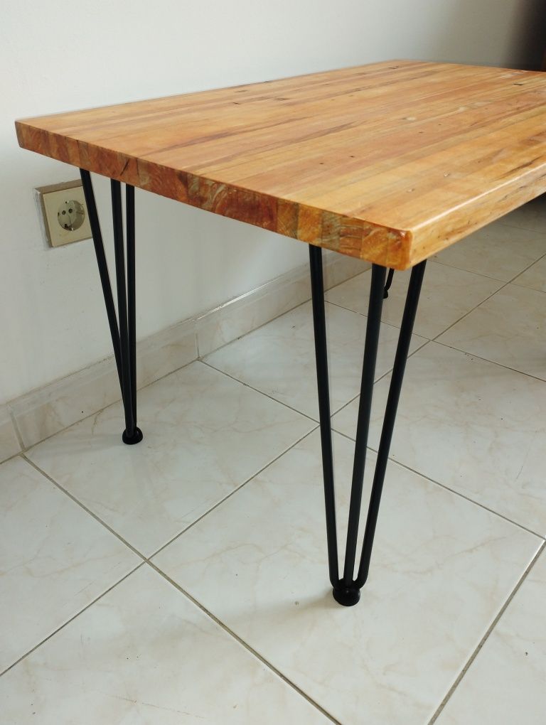 Mesa de centro em Madeira