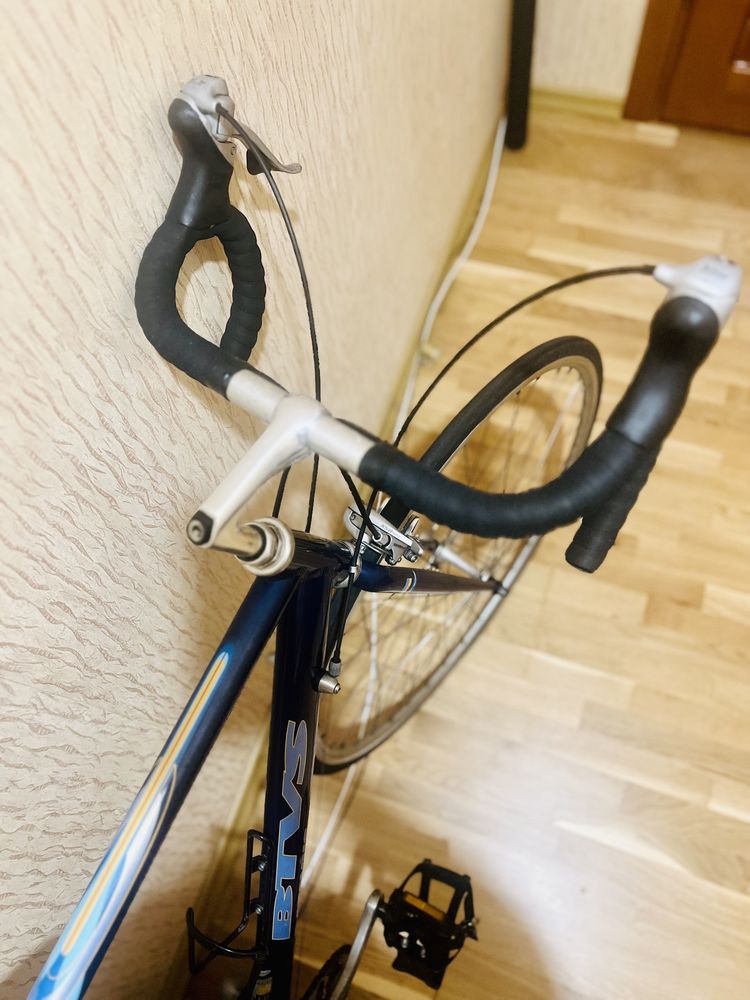 Алюмінієвий шосейний велосипед з дуалами голландського бренду batavus