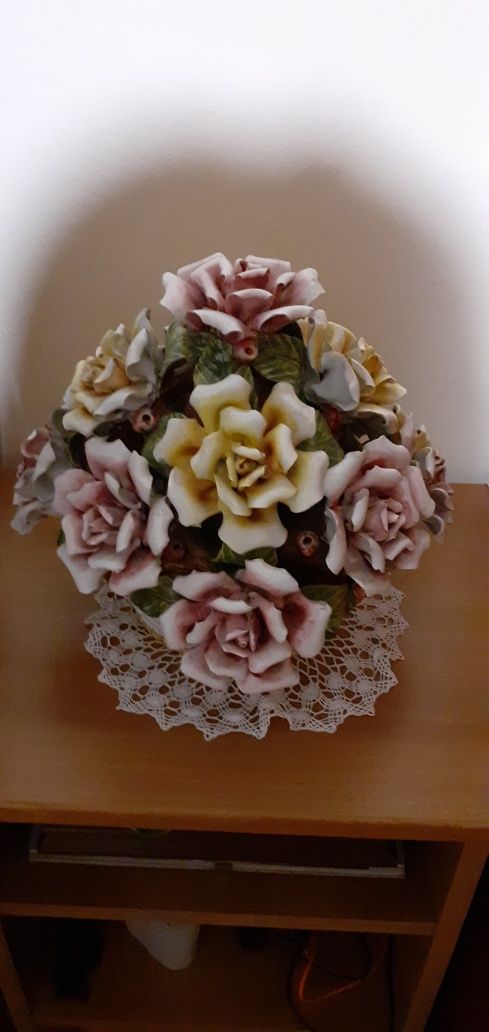 Koszyk porcelanowych róż Capodimonte