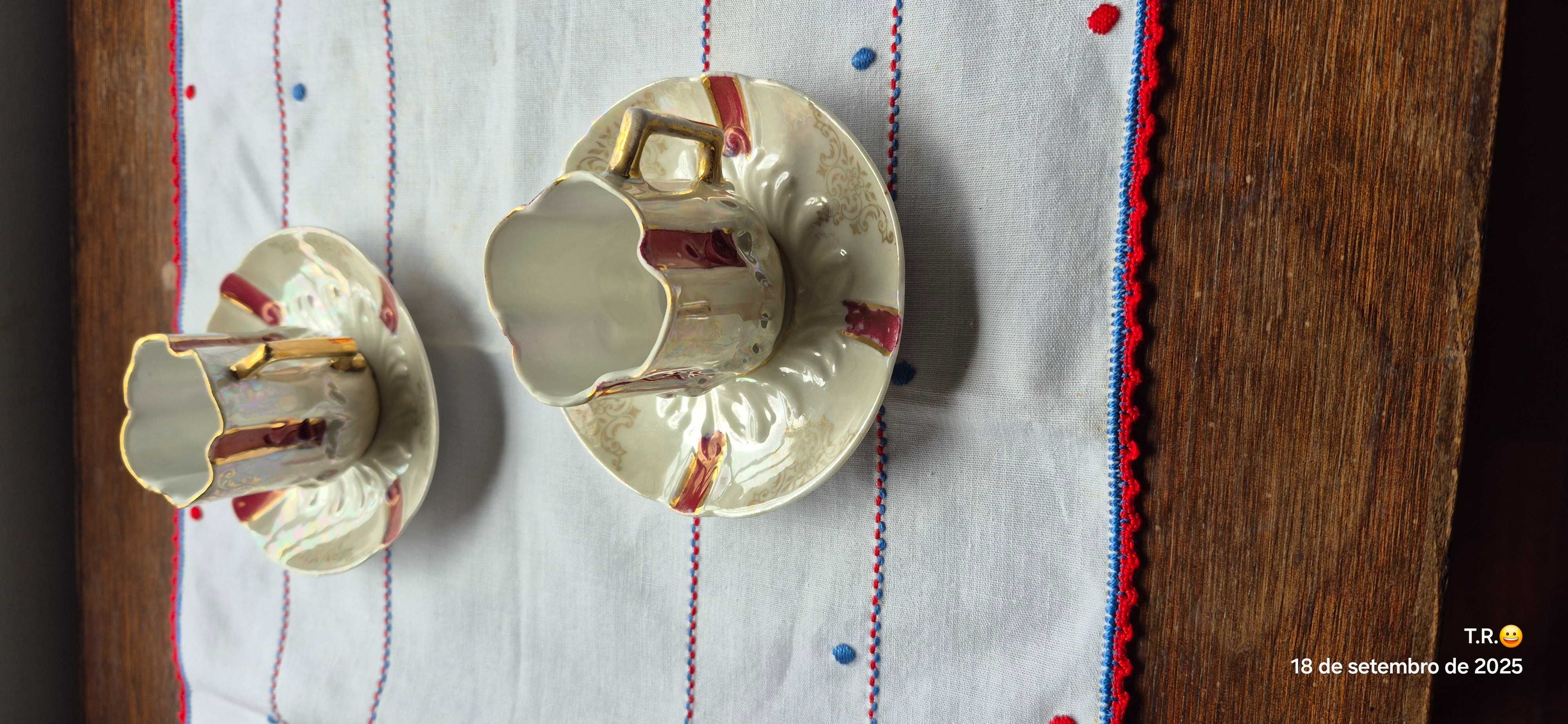 Chávenas de Café muito antigas em porcelana fina