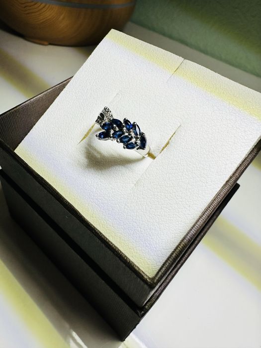 Кольцо с бриллиантами и синими сапфирами