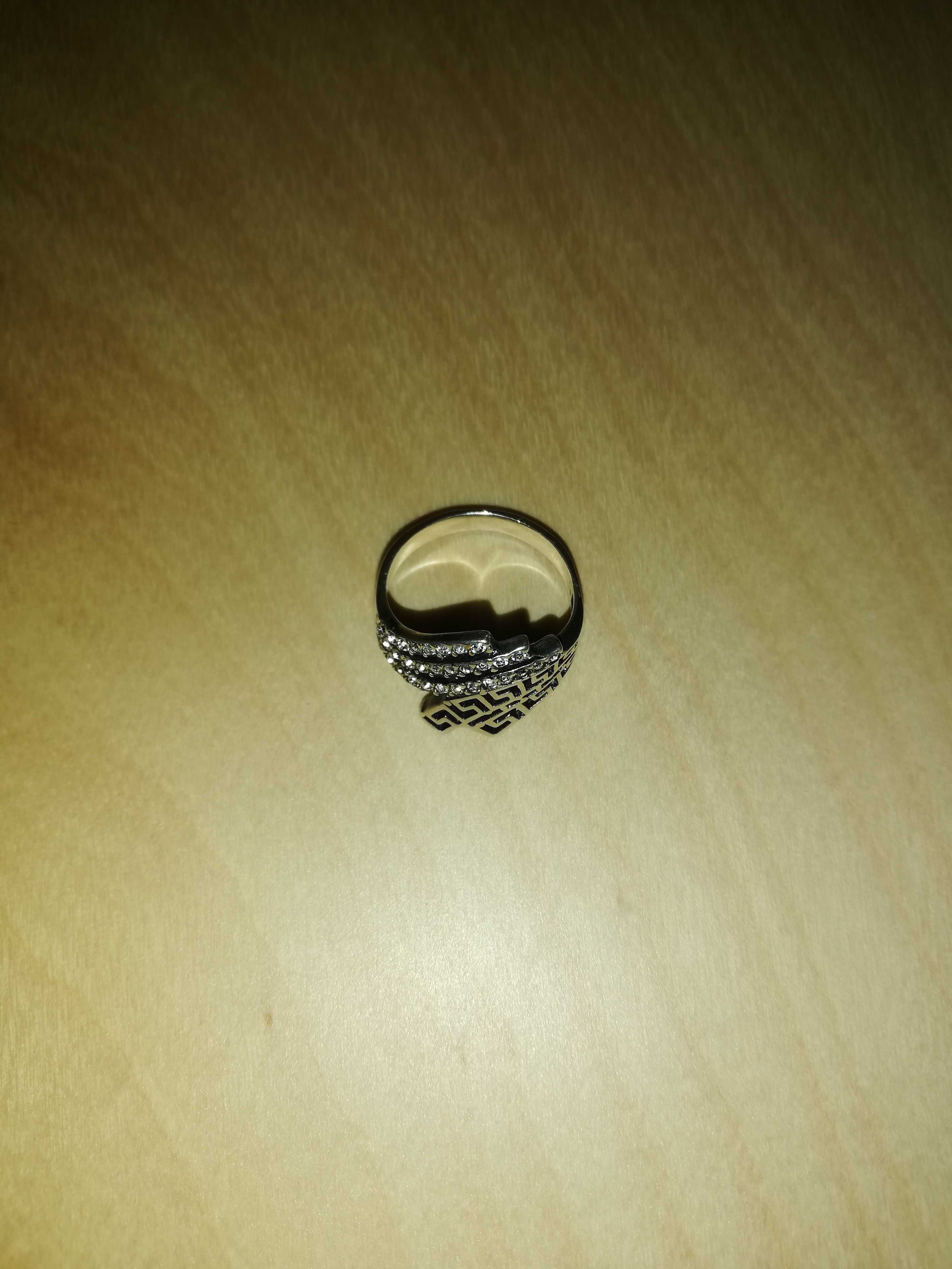 Srebrny pierścionek z markazytami (rozmiar 16)