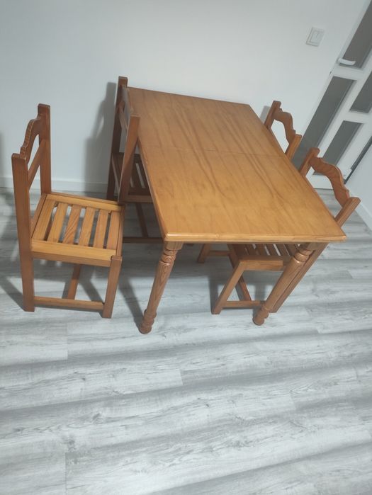 OPORTUNIDADE Mesa Extensível Pinho + 4 Cadeiras