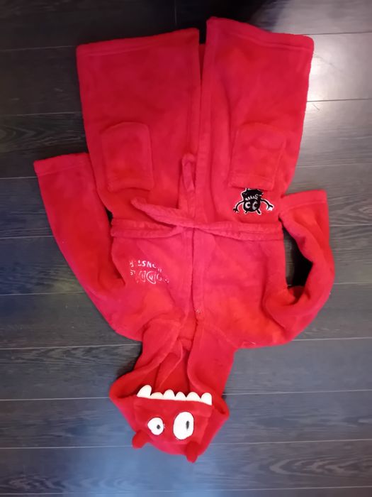 Szlafrok czerwony potwór