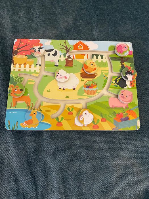 Деревянний бізіборд з тваринками