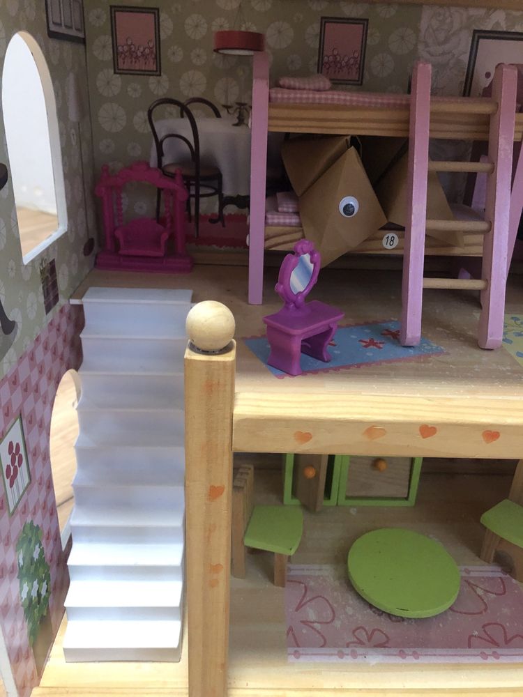 Piękny drewniany domek dla lalek z wyposażeniem