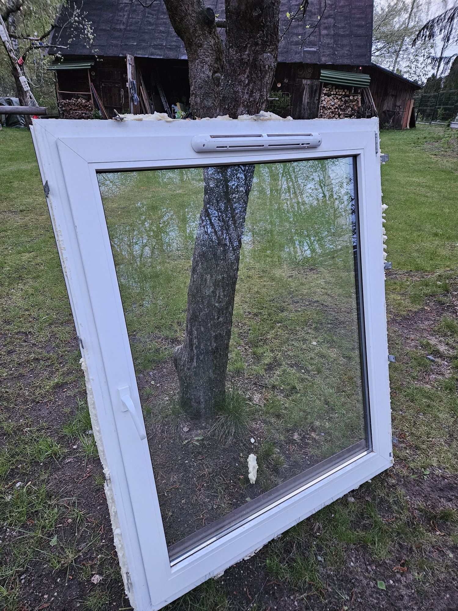 Okno PCV 120x140 mahoń + moskitiera