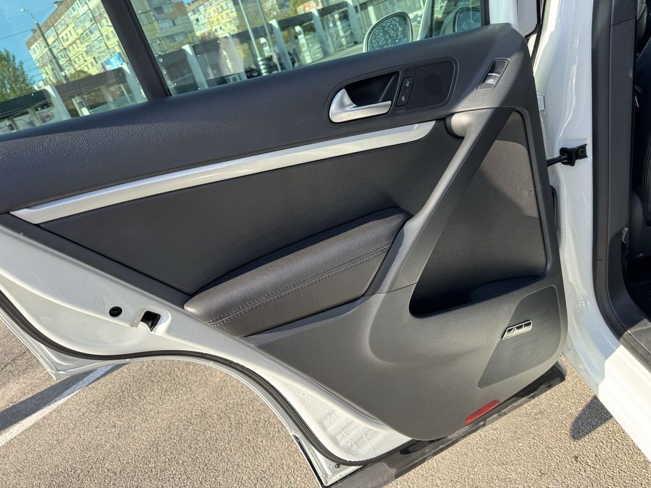 Volkswagen Tiguan SPORT R-LINE