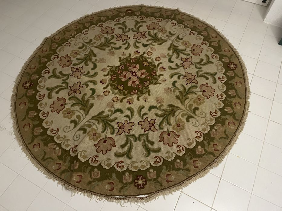 Tapete de arraiolos em bom estado. Tem a forma circular