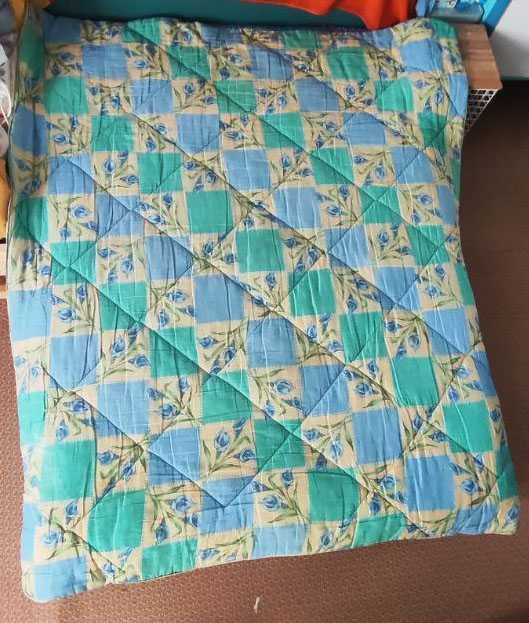 Килим, килимки у ванну, ковдра,  подушки, покривало