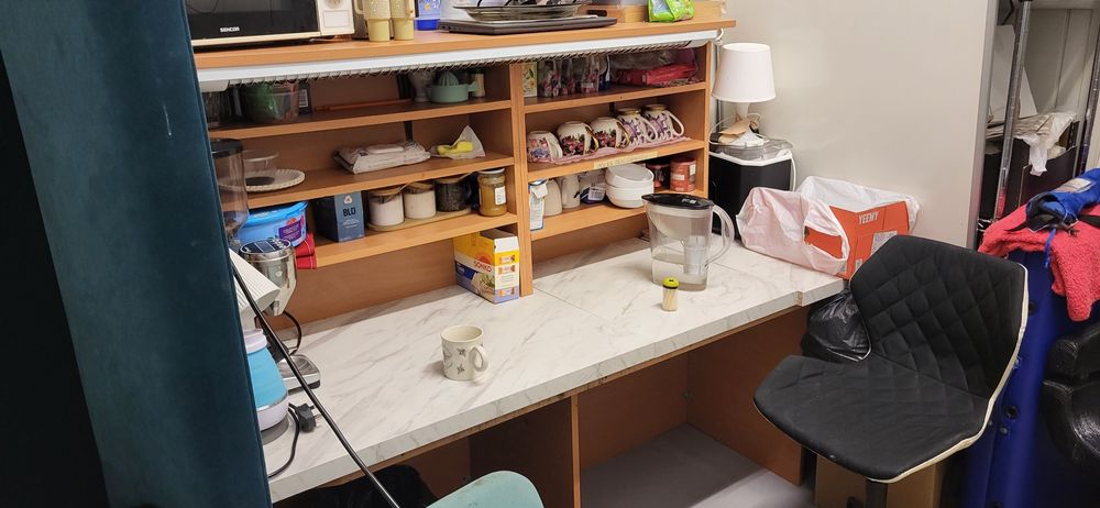 Sprzedam szafę  z lampą.  Można wykorzystać  jako recepcje,